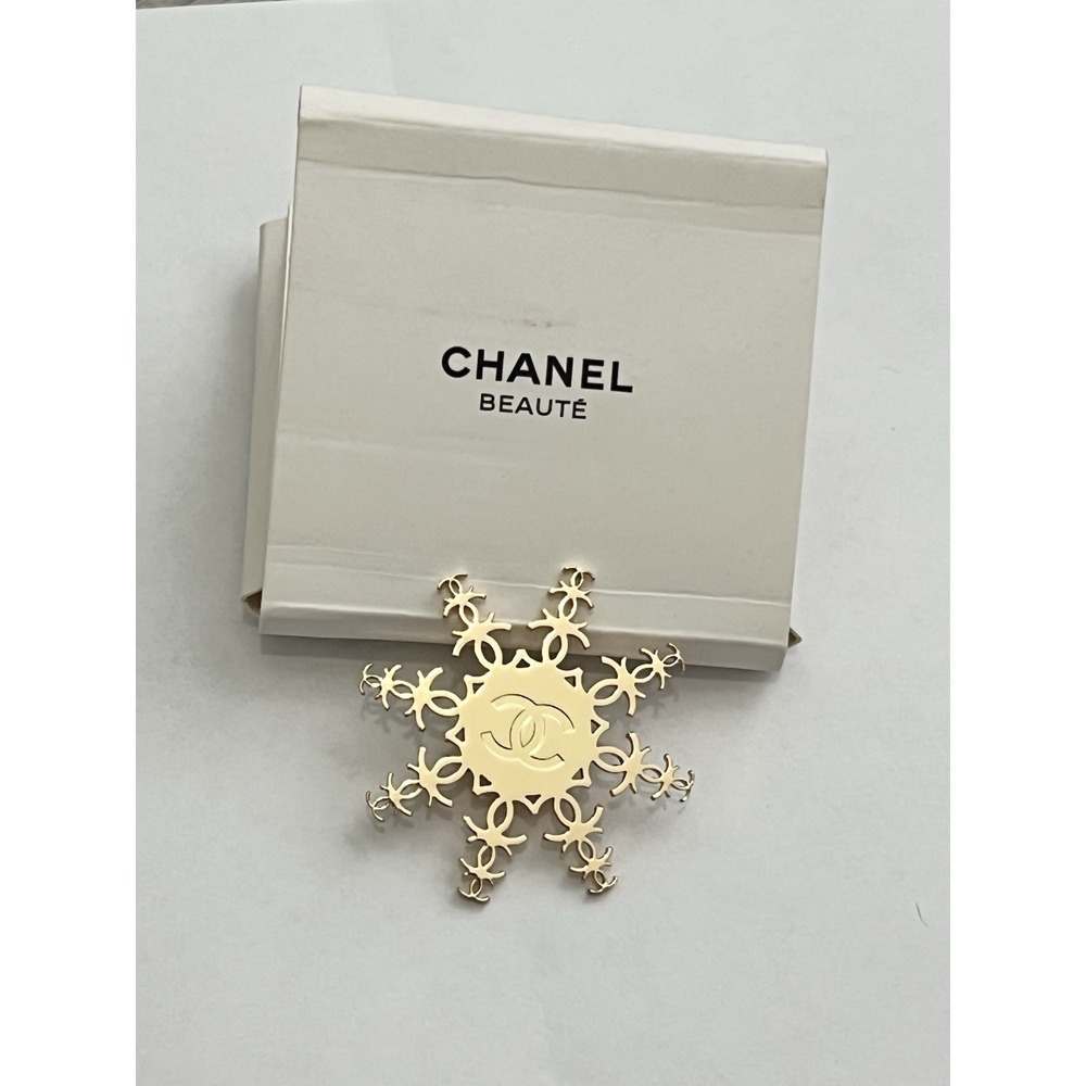 CHANEL BEAUTE Holiday GWP Gold Metal CC Logo Snowflake PIN Brooch